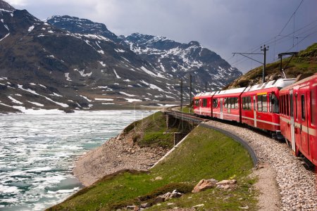 Téléchargez les photos : Train rouge dans un paysage magnifique, Suisse - en image libre de droit