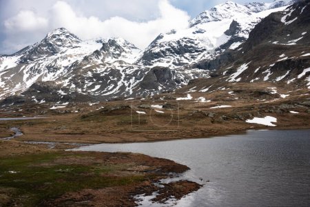Foto de Lago de montaña con hielo y nieve en Suiza en primavera - Imagen libre de derechos