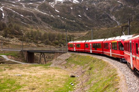 Foto de Tren rojo va en hermoso paisaje, Suiza - Imagen libre de derechos