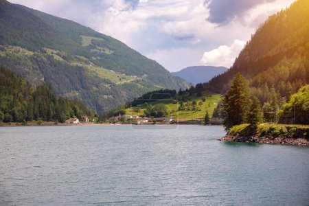 Téléchargez les photos : Lac alpin dans les montagnes suisses en été - en image libre de droit