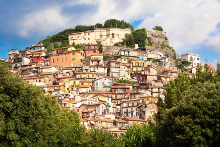Foto de Hermosa ciudad de Rocca di Papa en la colina en los suburbios de Roma, Italia - Imagen libre de derechos