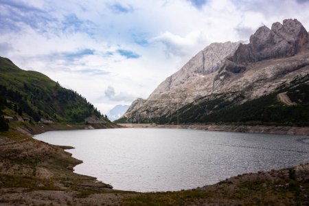 Téléchargez les photos : Paysage de montagne avec lac en été - en image libre de droit