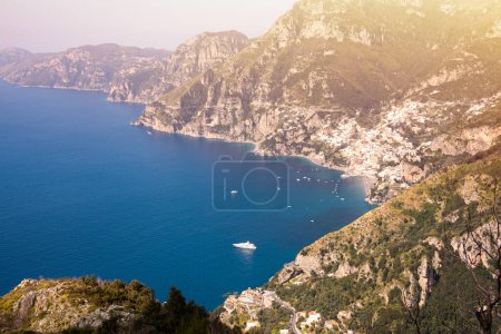 Téléchargez les photos : Vue panoramique sur la côte amalfitaine et la ville de Positano, Italie - en image libre de droit