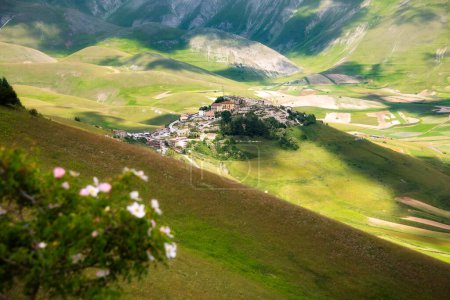 Téléchargez les photos : Ville pittoresque de montagne en Italie - en image libre de droit