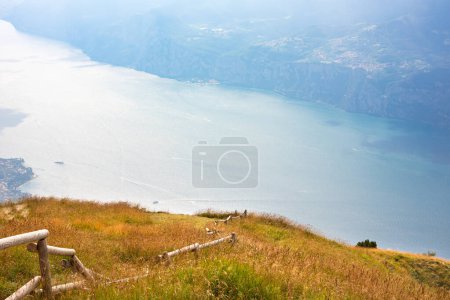 Téléchargez les photos : Vue aérienne depuis la montagne du lac de Garde en Italie - en image libre de droit