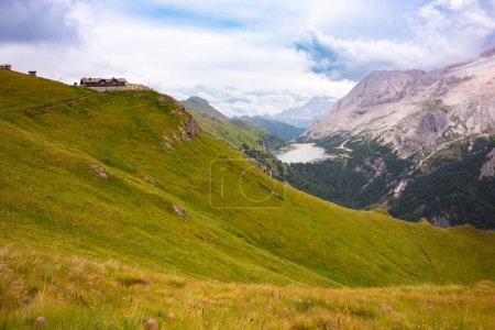 Téléchargez les photos : Dolomite Alpes en Italie, un paysage de montagne pittoresque - en image libre de droit