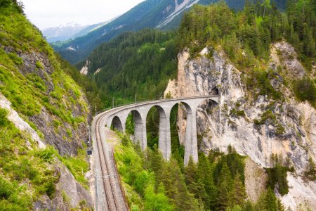 Foto de Viaducto suizo en la montaña para el paseo escénico - Imagen libre de derechos