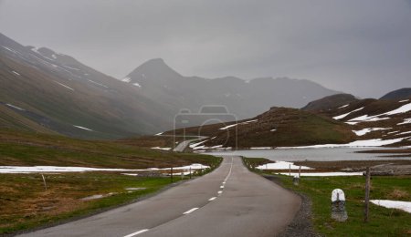 Téléchargez les photos : Route dans un paysage montagneux pittoresque, Suisse - en image libre de droit