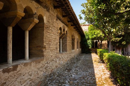 Foto de Ventana y exterior del antiguo monasterio cristiano en Italia. Arquitectura medieval - Imagen libre de derechos