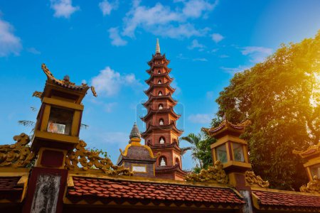 Pagoda Tran quoc en la ciudad de Hanoi en Vietnam