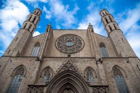 Téléchargez les photos : Barcelone, Catalogne - Espagne, 09-02-2021 : Vue de face de l'église Santa Maria del Mar. Avec rosace et petites tours. Ciel bleu, quelques nuages. - en image libre de droit