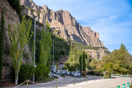 Téléchargez les photos : Montserrat, Province de Barcelone - Espagne - 29 / 10 / 2021 : Vue d'une longue file de voitures avant l'entrée du monastère de Montserrat. Brouillage sous un mur de montagne, routes d'accès équipées de barrières et de barrières. - en image libre de droit