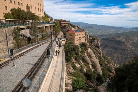 Téléchargez les photos : Montserrat, Province de Barcelone - Espagne - 29-10-2021 : Traces de la liaison ferroviaire vers le monastère de Montserrat avec une assistance en pente pour l'escalade des montagnes. - en image libre de droit