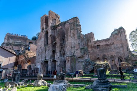 Téléchargez les photos : Roma, Latium - Italie - 23-11-2022 : Un mur d'un ancien énorme bâtiment de quatre étages à Foro Romano - en image libre de droit