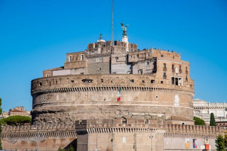 Téléchargez les photos : Rome, Latium - Italie - 24-11-2022 : Le Castel Sant'Angelo à Rome avec une figure angélique sur le toit contre un ciel bleu. - en image libre de droit
