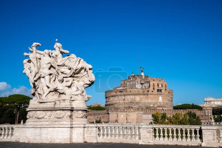 Téléchargez les photos : Roma, Latium - Italie - 24-11-2022 : Le Castel Sant'Angelo à Rome vu du pont Ponte Vittorio Emanuele II. Sur le pont, il y a une sculpture composée de plusieurs figures - en image libre de droit