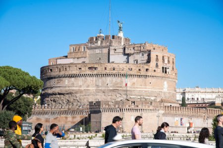 Téléchargez les photos : Roma, Latium - Italie - 24-11-2022 : Le Château Sant'Angelo à Rome avec circulation automobile et piétons au premier plan - en image libre de droit