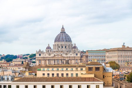 Foto de Roma, Lacio - Italia - 25-11-2022: Vista de la Basílica de San Pedro sobre los tejados de Roma - Imagen libre de derechos