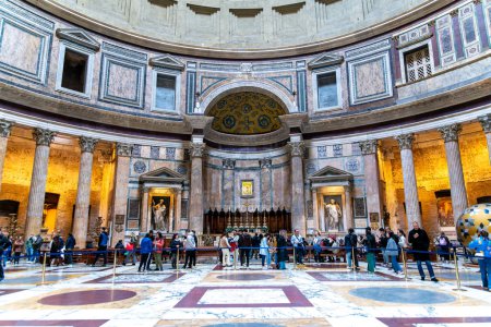 Téléchargez les photos : Rome, Latium - Italie - 25-11-2022 : Le vaste intérieur du Panthéon, avec une architecture romaine ancienne et une foule de visiteurs admiratifs - en image libre de droit