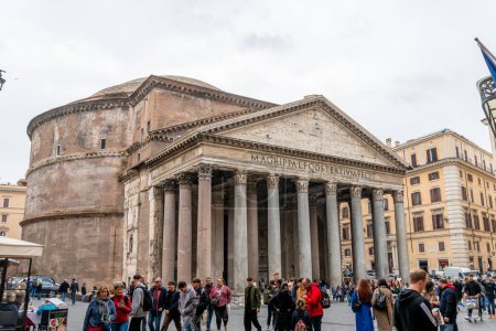 Téléchargez les photos : Rome, Latium - Italie - 25-11-2022 : Les touristes se rassemblent devant le Panthéon, le temple antique préservé de Rome, par une journée nuageuse. - en image libre de droit