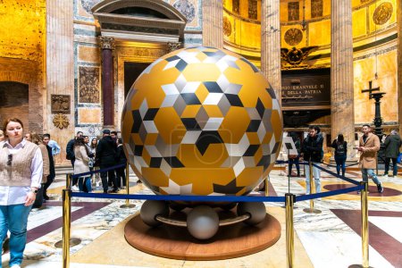 Foto de Roma, Lacio - Italia - 25-11-2022: El arte moderno se une a la historia antigua con una instalación de esfera geométrica llamada "esfera estelar" por Jens W. Beyrich en el Panteón, Roma - Imagen libre de derechos