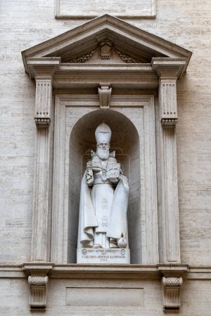 Téléchargez les photos : Rome, Latium - Italie - 26-11-2022 : Statue en marbre de saint Grégoire l'Illuminateur, saint patron de l'Arménie, installée dans la Cité du Vatican - en image libre de droit
