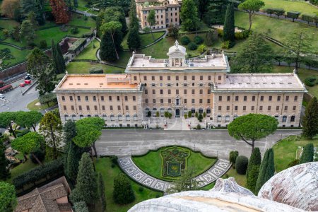 Téléchargez les photos : Roma, Latium - Italie - 26-11-2022 : Le Palais du Gouverneur de la Cité du Vatican, entouré de jardins soignés et d'arbres verdoyants, est un emblème de souveraineté - en image libre de droit