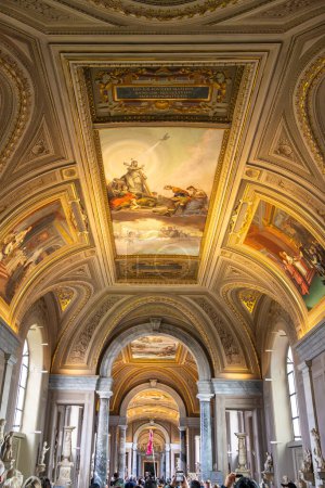 Téléchargez les photos : Citta del Vaticano, Vaticano - Stato della Citta del Vaticano - 22-11-2022 : De superbes fresques ornent les plafonds des galeries des Musées du Vatican, mettant en valeur l'art de la Renaissance - en image libre de droit