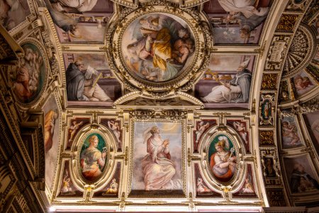 Téléchargez les photos : Citta del Vaticano, Vaticano - Stato della Citta del Vaticano - 22-11-2022 : Ce plafond des Musées du Vatican présente des fresques complexes entourées de stuc doré - en image libre de droit