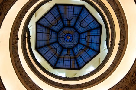 Téléchargez les photos : Citta del Vaticano, Vaticano - Stato della Citta del Vaticano - 22-11-2022 : En regardant le dôme géométrique fascinant à l'intérieur des Musées du Vatican, un mélange d'art et d'architecture - en image libre de droit