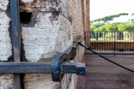 Antiguo ancla de hierro en una pared histórica