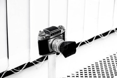 Téléchargez les photos : Brandebourg an der Havel, Brandebourg - Allemagne - 31-12-2022 : Une photographie en noir et blanc à fort contraste capturant un appareil photo classique EXA-1a sur fond blanc - en image libre de droit