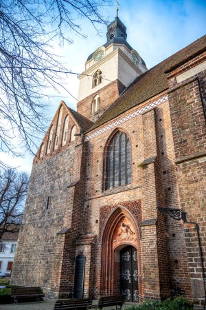 Téléchargez les photos : Brandebourg an der Havel, Brandebourg - Allemagne - 31-12-2022 : L'église historique Saint-Gothardt présente une architecture gothique dans le Brandebourg - en image libre de droit