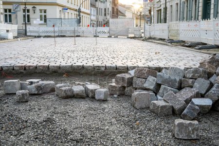 Foto de Brandenburg an der Havel, Brandeburgo - Alemania - 31-12-2022: Piedras de pavimentación frescas dispuestas para obras de carretera, que simbolizan el desarrollo urbano y el crecimiento de la infraestructura - Imagen libre de derechos