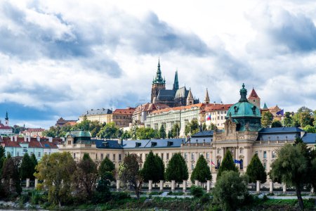 Téléchargez les photos : Prague, capitale de Prague - République tchèque - 18-09-2022 : Vue panoramique montrant la grandeur du château de Prague à côté de l'Académie Straka, au bord de la rivière Vltava - en image libre de droit