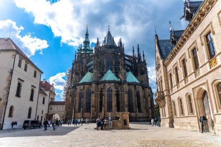 Téléchargez les photos : Prague, capitale de Prague - République tchèque - 22-09-2022 : Promenade des visiteurs près de l'emblématique cathédrale gothique de Prague sous un ciel bleu - en image libre de droit