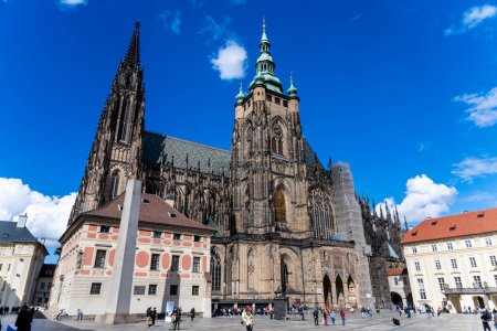 Téléchargez les photos : Prague, capitale de Prague - République tchèque - 22-09-2022 : La majestueuse cathédrale Saint-Vitus se dresse dans le château de Prague, symbole de l'art gothique et de l'architecture - en image libre de droit