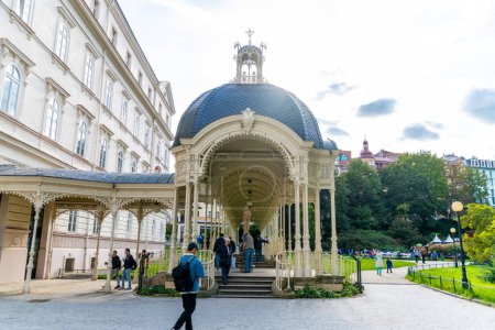 Téléchargez les photos : Carlsbad, Karlovy Vary - République tchèque - 23-09-2022 : Colonnade historique à Karlovy Vary, un témoignage du patrimoine thermal de la ville - en image libre de droit