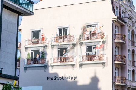 Téléchargez les photos : Carlsbad, Karlovy Vary - République tchèque - 23-09-2022 : Une murale à Karlovy Vary représente des scènes vibrantes de balcon, célébrant la vie quotidienne - en image libre de droit