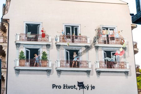 Téléchargez les photos : Carlsbad, Karlovy Vary - République tchèque - 23-09-2022 : Une murale à Karlovy Vary représente des scènes vibrantes de balcon, célébrant la vie quotidienne - en image libre de droit