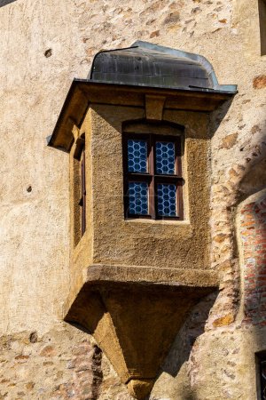 Téléchargez les photos : Loket, Karlovy Vary - République tchèque - 24-09-2022 : Charmante baie vitrée en saillie d'un mur de pierre vieilli, ornée de motifs complexes - en image libre de droit