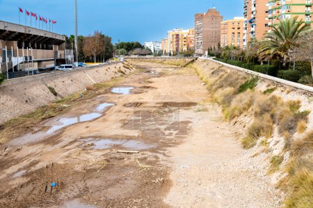 Foto de Cartagena, Murcia - España - 16-01-2024: Un canal seco dentro de Cartagena con paredes laterales inclinadas y reforzadas para el drenaje y la infraestructura urbana - Imagen libre de derechos
