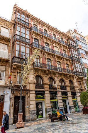 Téléchargez les photos : Carthagène, Murcie - Espagne - 16-01-2024 : Façade de bâtiments décorés à Carthagène avec balcons et fenêtres, capturant l'architecture moderniste espagnole - en image libre de droit