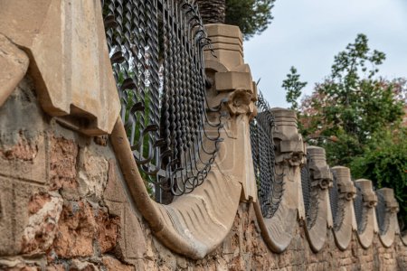 Cartagena, Murcia - Spanien - 16.01.2024: Nahaufnahme der Mauer der Casa Zapata mit gotischen Bögen, Säulen und schmiedeeisernen Zäunen in Cartagena, Spanien
