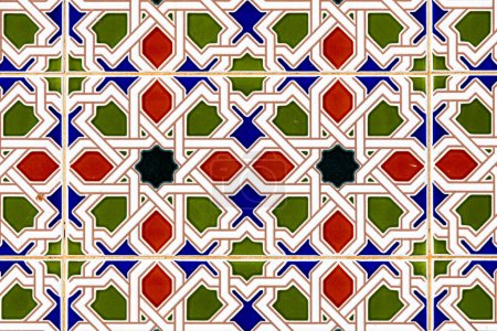 Téléchargez les photos : Mosaïque colorée de tuiles traditionnelles espagnoles avec des motifs géométriques complexes - en image libre de droit