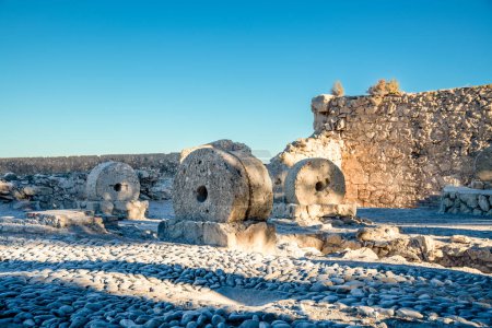 Foto de Alicante, Alicante - España - 01-07-2024: Históricas piedras de molino romanas se encuentran en el sitio arqueológico de Alicante, lo que refleja la antigua tecnología de molienda - Imagen libre de derechos