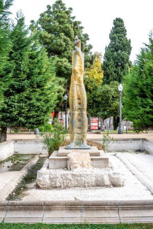 Téléchargez les photos : Tarragone, Tarragone - Espagne - 31-10-2023 : Grande sculpture stylisée d'un homme comme un poisson au milieu de la verdure dans le parc urbain d'Oliva - en image libre de droit
