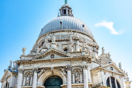 Téléchargez les photos : Venise, Vénétie - Italie - 06-10-2021 : La splendeur baroque du dôme de Santa Maria della Salute face à un ciel dégagé - en image libre de droit