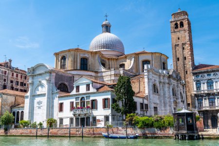 Foto de Venecia, Véneto - Italia - 06-10-2021: Vista desde abajo en el Gran Canal hacia la Iglesia de San Geremia con características arquitectónicas detalladas, Venecia, Italia - Imagen libre de derechos