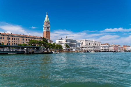 Le campanile Saint-Marc de Venise domine le palais des Doges par temps clair